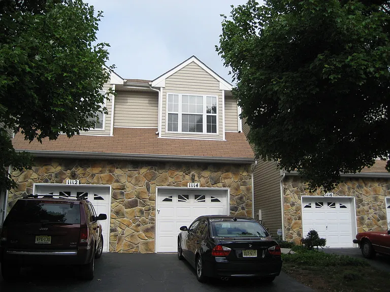 1114 Oakcroft Ln — Photo 2