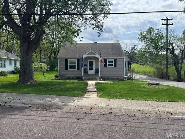 530 Hall St, Troy, MO 63379