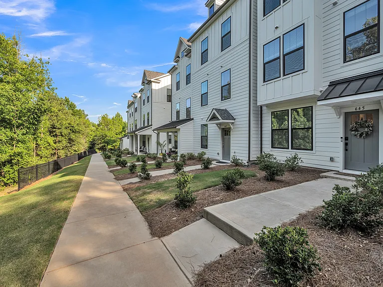 645 District Ct — Photo 5