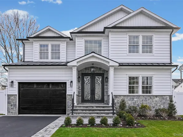 27 Grape Lane, Hicksville, NY 11801