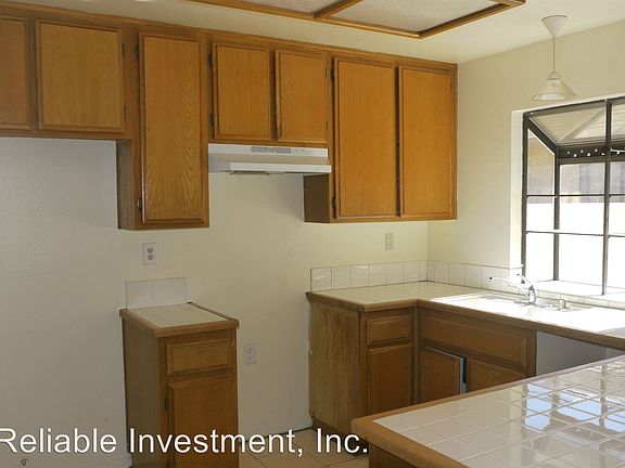5th image of 2825 N Acacia Ave