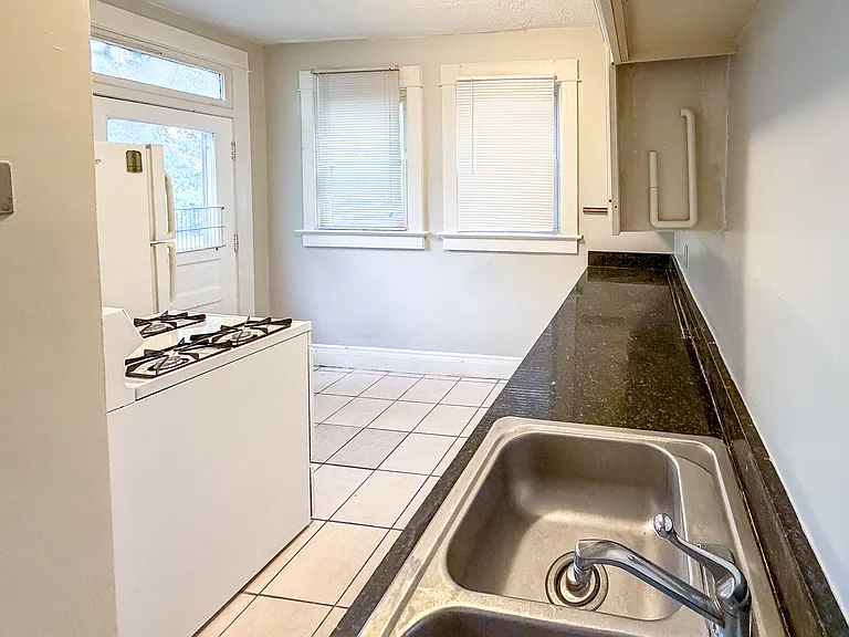 414 14th Ave — Photo 8