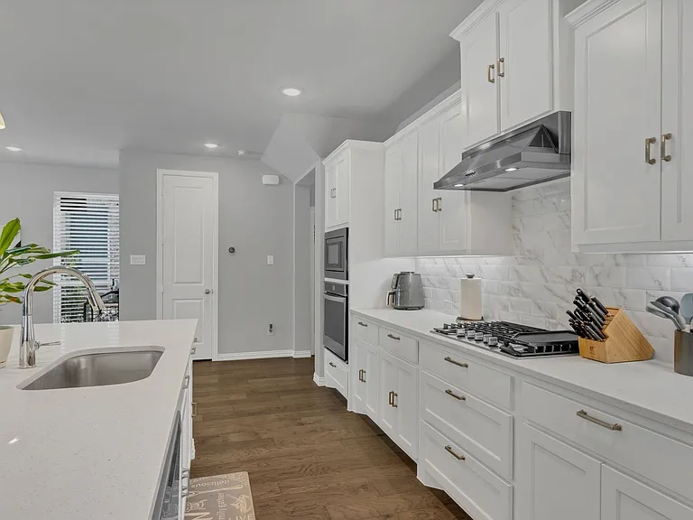 3908 Lucan Ln — Photo 13