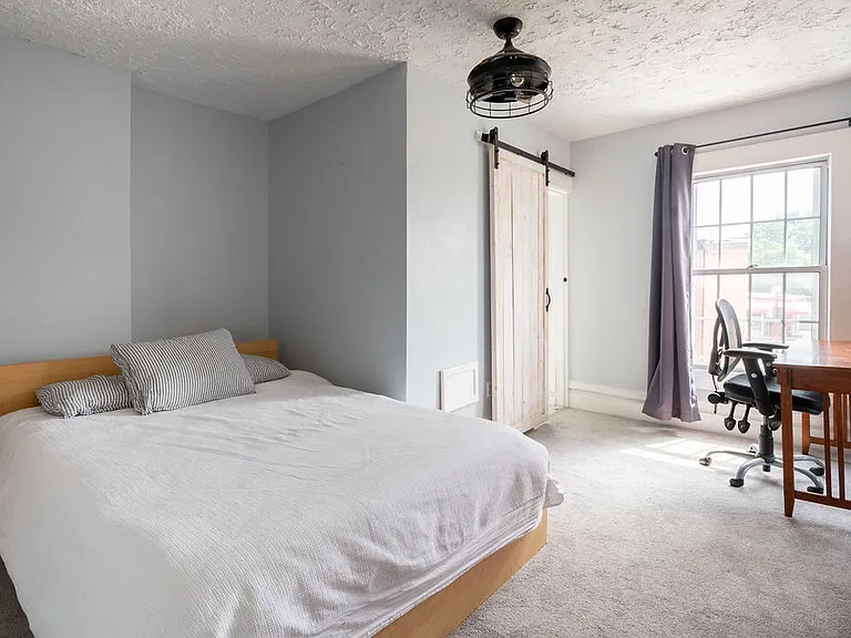 Spare bedroom w/bathroom