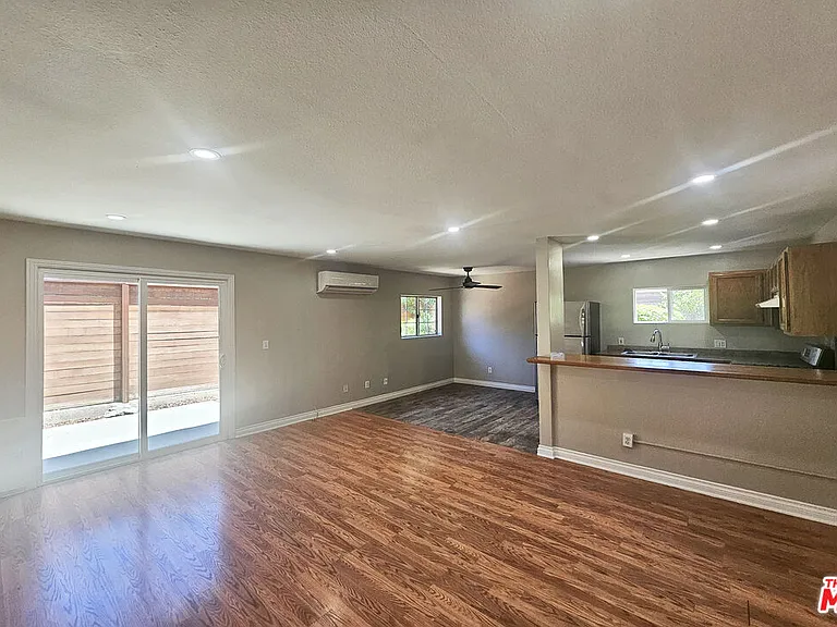 6946 1/2 Jellico Ave — Photo 2