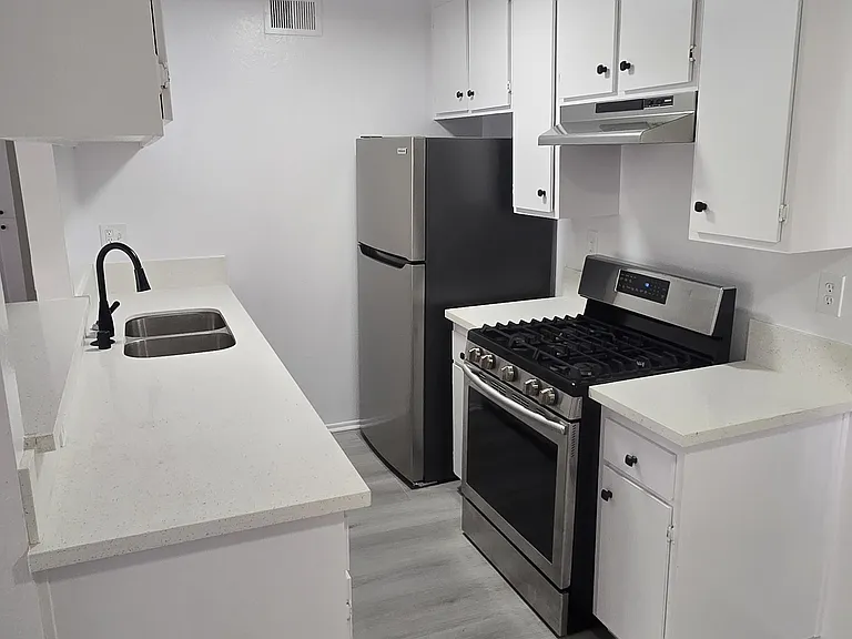 5531 Corteen Pl — Photo 4