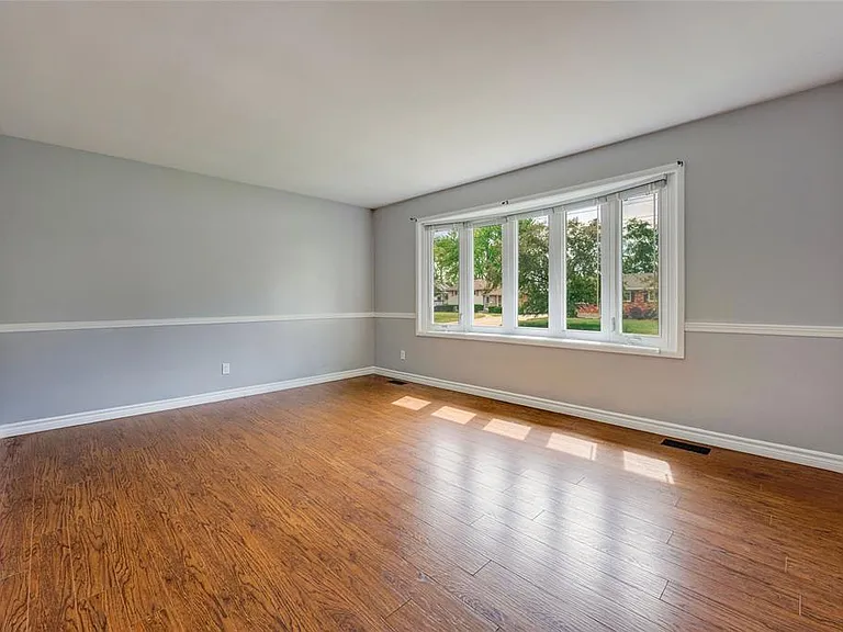 890 Hollands Ave — Photo 12