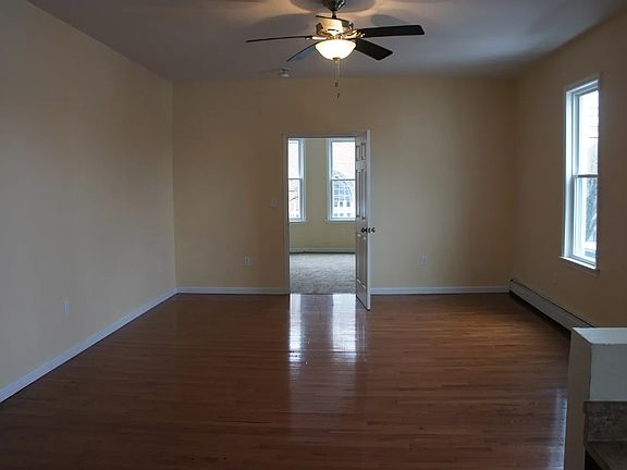 4th image of 934 Capouse Ave
