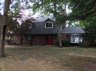 7637 Sweetbriar Rd, West Bloomfield, MI 48324