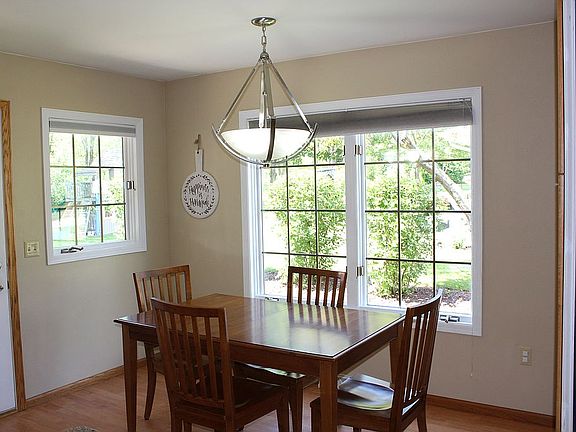 3rd image of 607 Crestview Ln