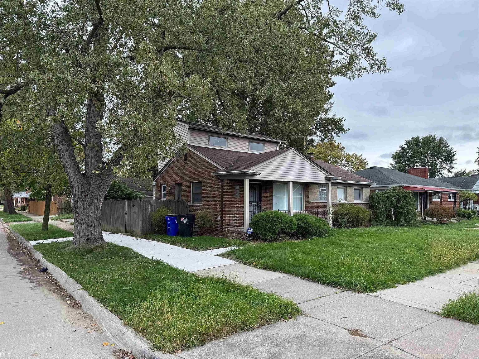 3 bed, 2.0 bath, 2304 sqft, $1,900 — Photo 2