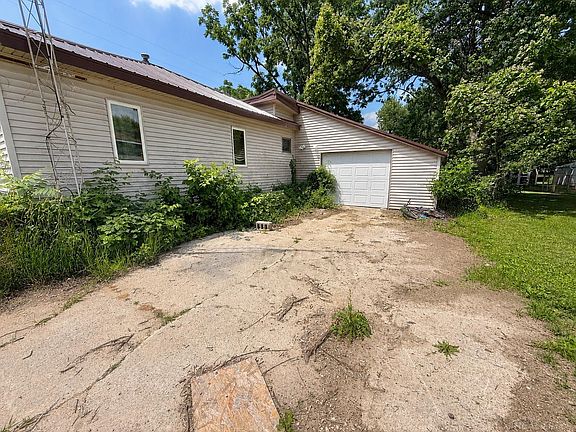 3rd image of 304 W Elba St