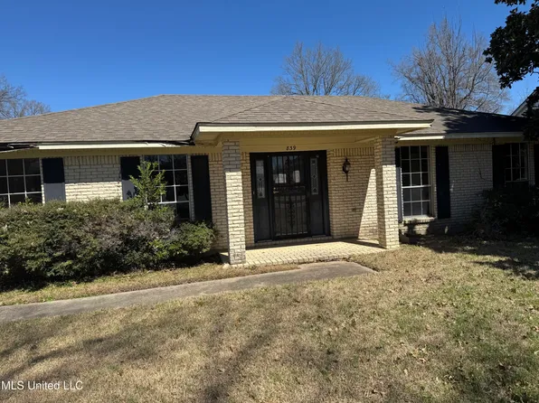 839 W 2nd St, Clarksdale, MS 38614