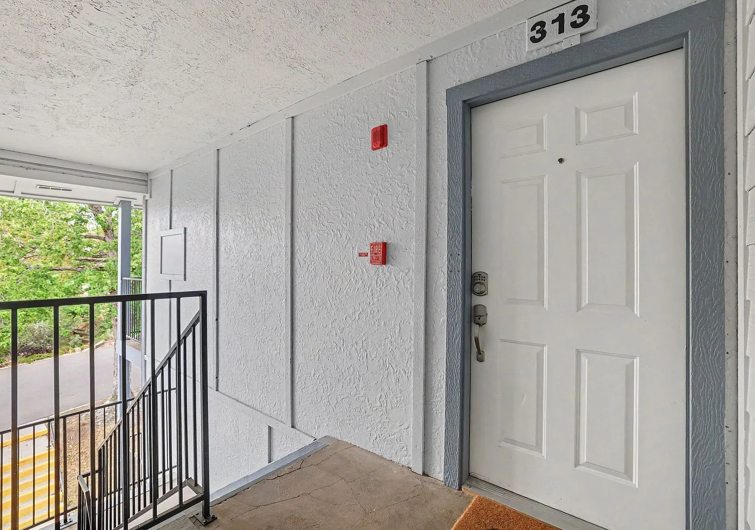 Spacious 2BR/2BA Condo with In-Unit Laundry & Central A/C — Photo 2