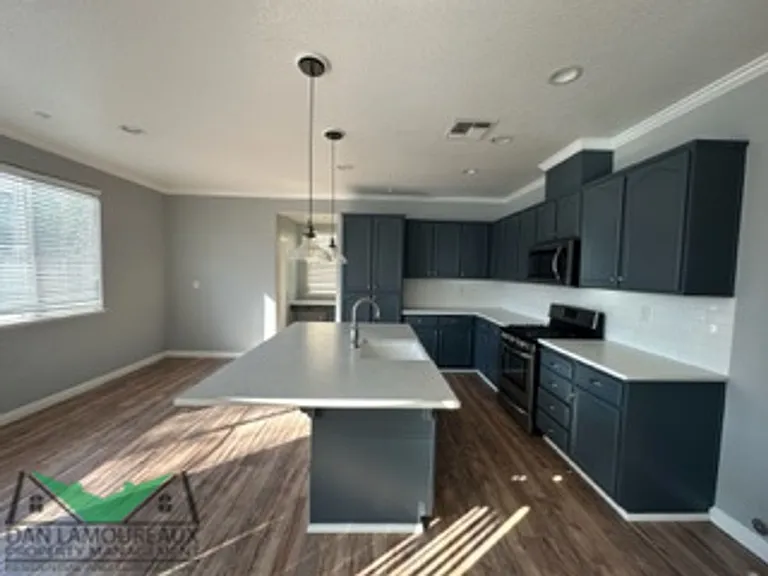 1826 Lowe Dr — Photo 3