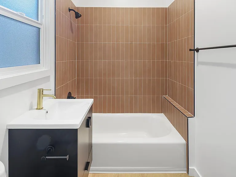 1237 E 1st St #1 — Photo 9