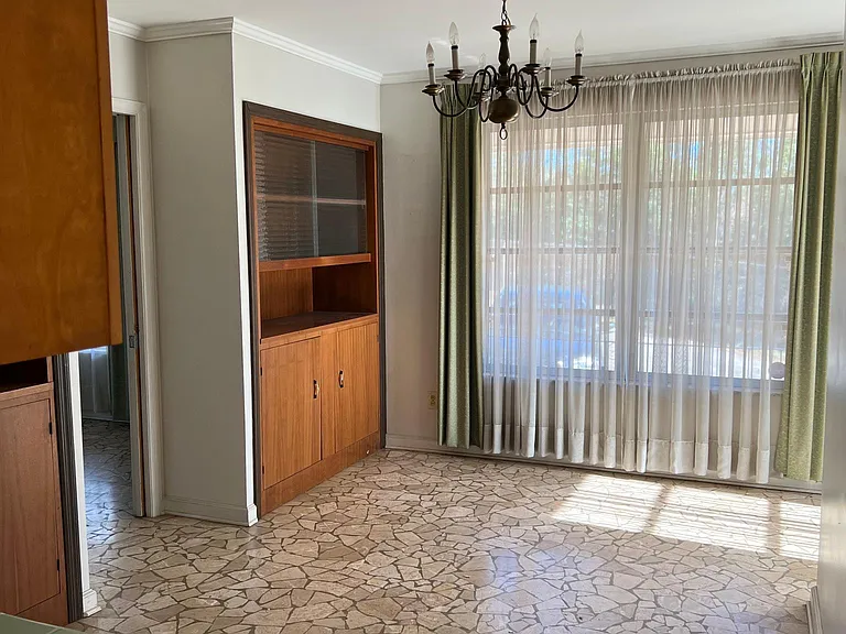 1575 Oakland Ave — Photo 2