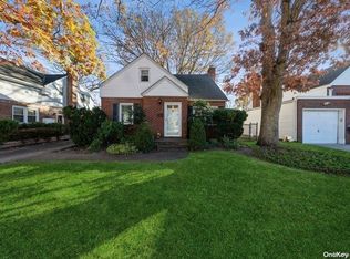 34 Maple Dr, New Hyde Park, NY 11040