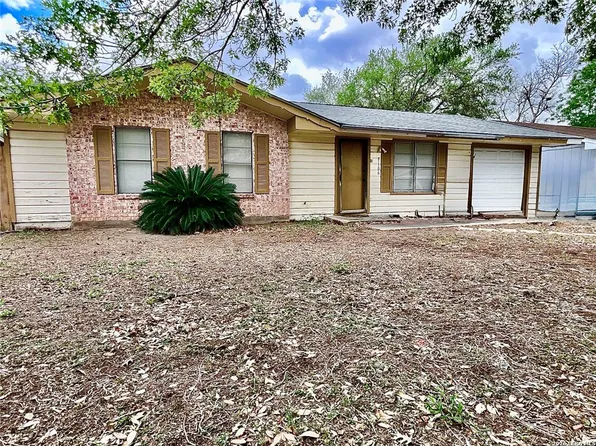 1106 E Hutchinson St, Beeville, TX 78102