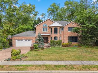 8 Percheron Lane, Roslyn Heights, NY 11577