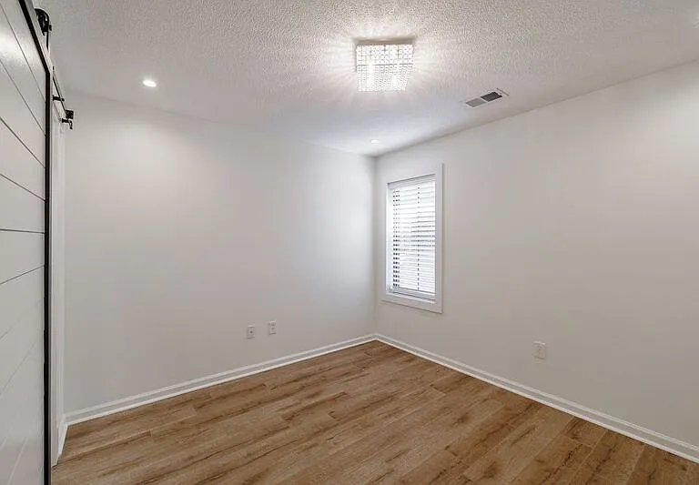 112 Lucy Ln — Photo 15