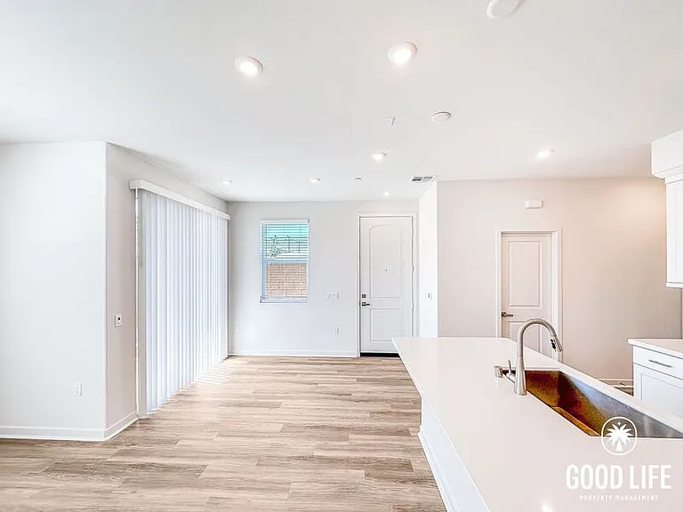 7006 Solara Way — Photo 9