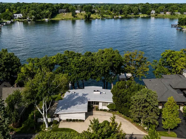 1879 Long Pointe Dr, Bloomfield Hills, MI 48302