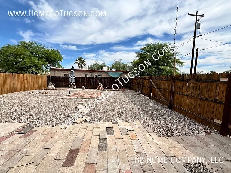 1401 N Camilla Blvd — Photo 32