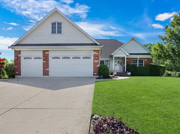 300 Abbey Ln, Antioch, IL 60002