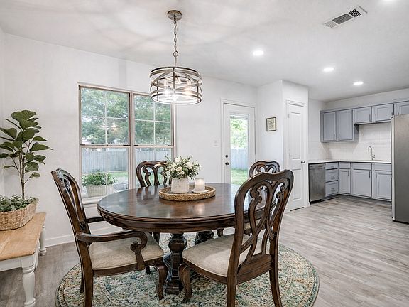 3rd image of 2427 Tolosa Dr