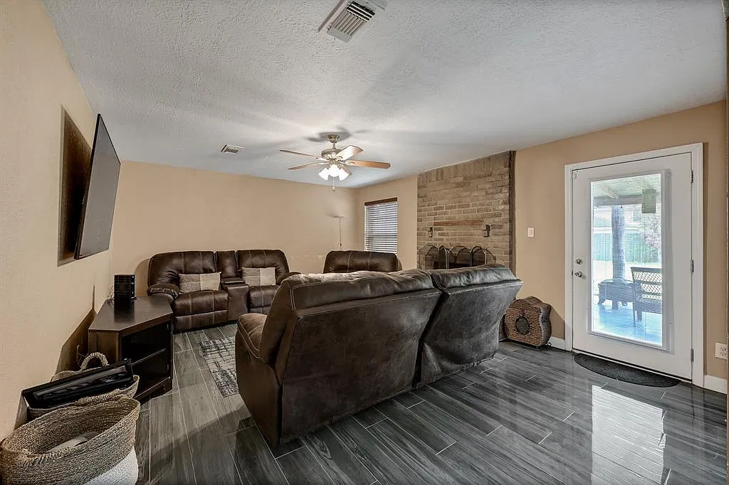 4 bed, 2.5 bath, 2491 sqft, $2,182 — Photo 3
