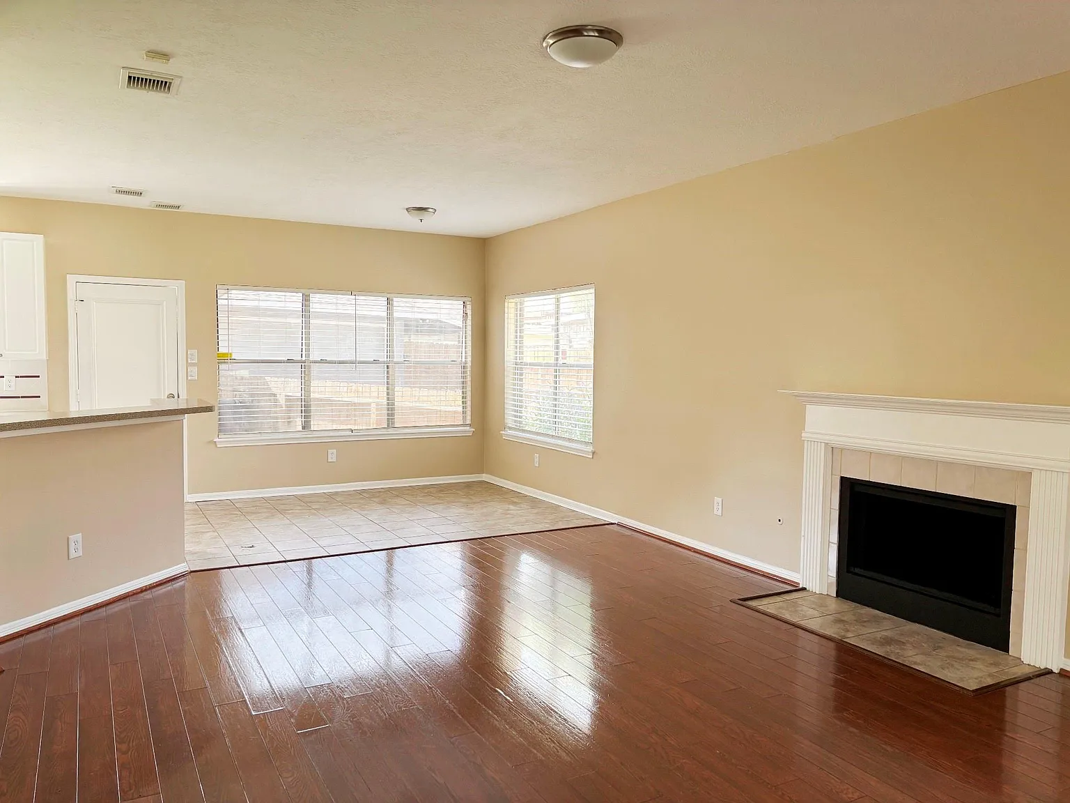 3 bed, 2.5 bath, 2358 sqft, $2,350 — Photo 4