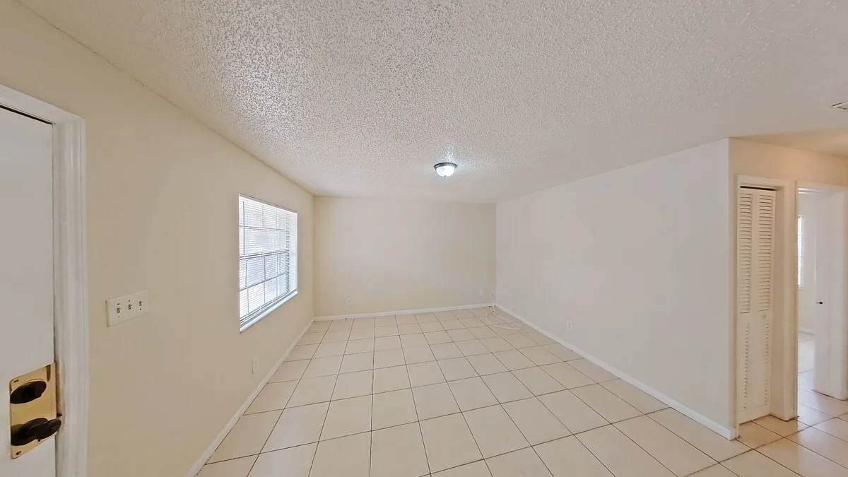 Building Photo - 923 E Poinsettia Ave