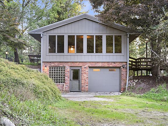 2nd image of 895 Rowe Rd