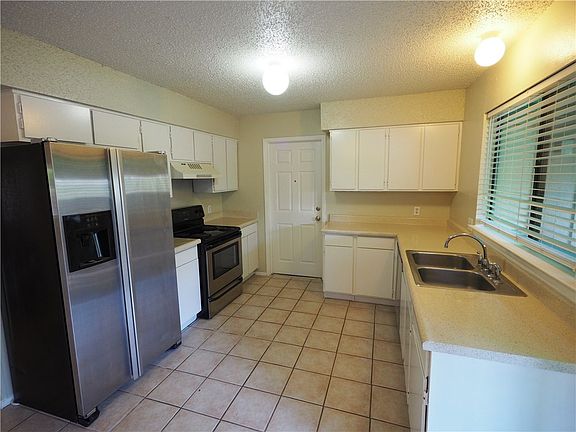 4th image of 902 Park Village Cv
