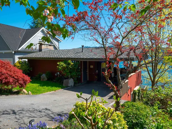 4455 Harris Pl, North Vancouver, BC V7G 1E9
