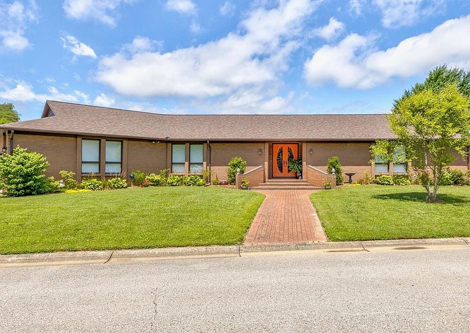 1st image of 505 Golfview Cir