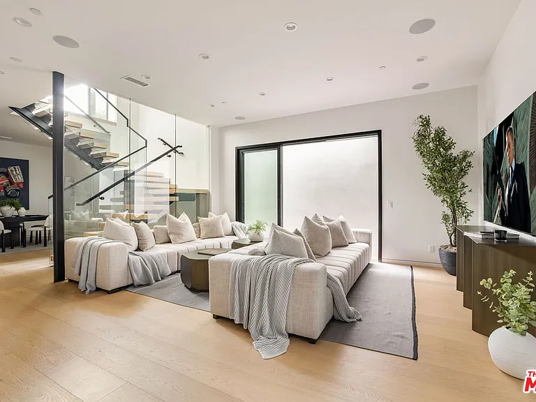 822 Superba Ave — Photo 37