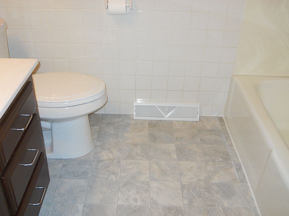 4th image of 124 Hilltop Cir #House