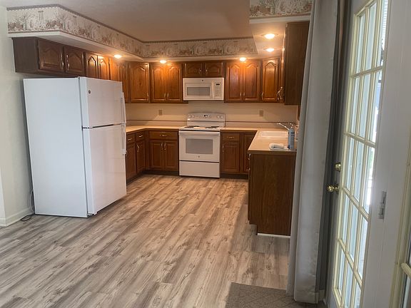 3rd image of 757 S Main St