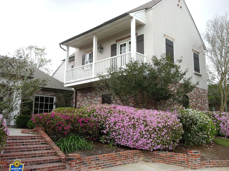 Beautiful Updated home located in Country Club Crossing,  Convienent to I-10