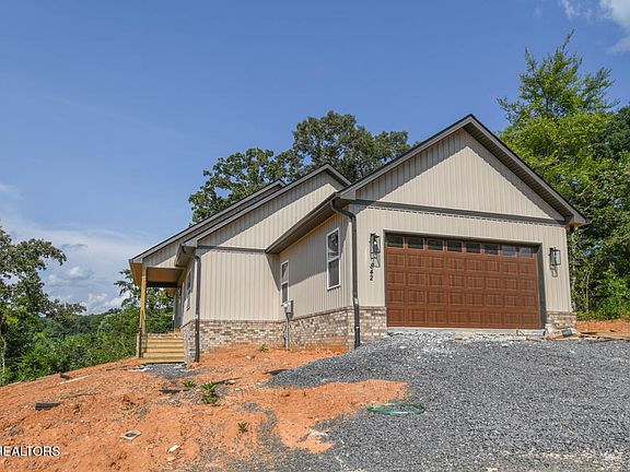 3rd image of 842 Pinebrooke Dr