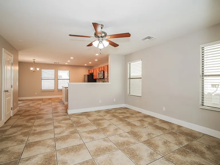 1146 E Hampton Ln — Photo 4