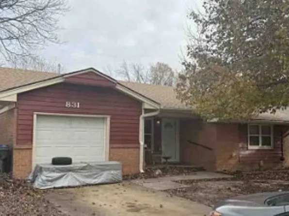 831 N Berry Rd, Norman, OK 73069