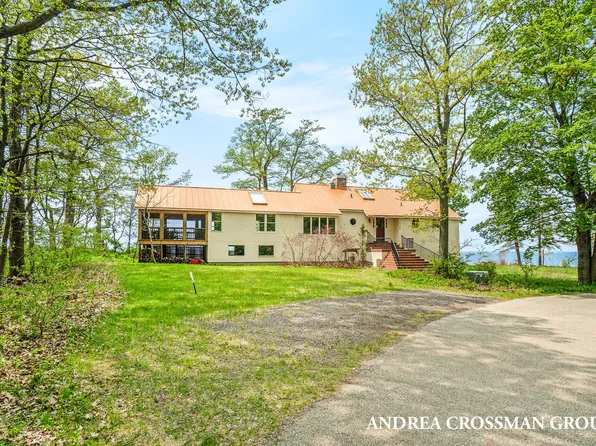 5795 Lakeshore Dr, Holland, MI 49424