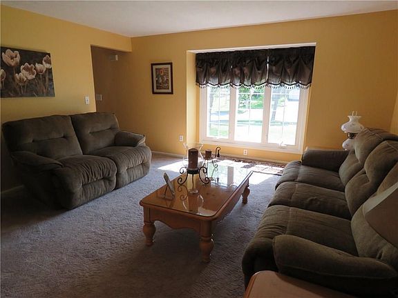 3rd image of 285 Applewood Ln