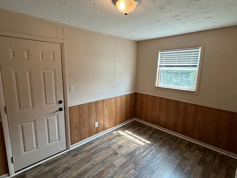 1906 Russell Ave — Photo 8