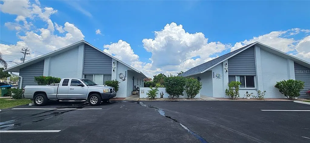 2 bed, 1.0 bath, 1008 sqft, $1,350 — Photo 1