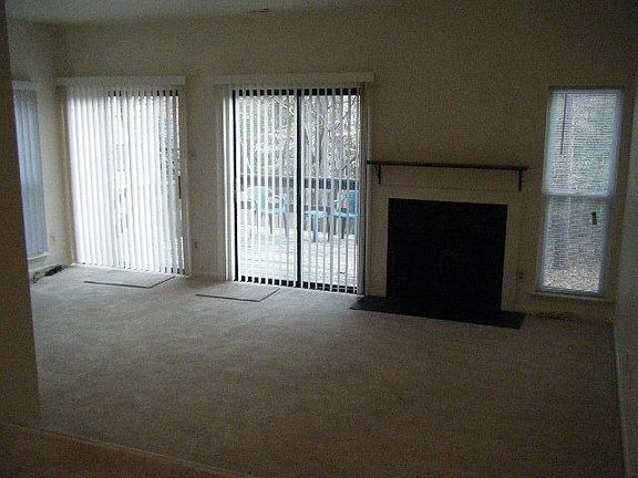 Bright/Open Family Rm w/Fireplace