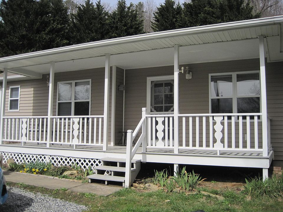 Front porch for sittin' and grillin'